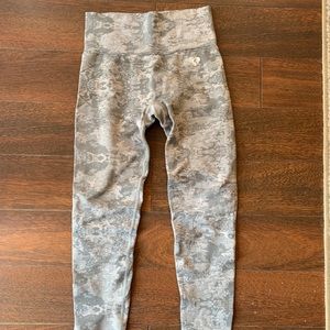 CLEANOUT - Women’s Best Camo Seamless Leggings